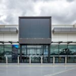 Werkseingang mit Zutrittskontrollsystem und Sicherheitspfosten