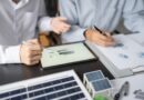 Expertenplanung mit Tablet und Solarmodell | Photovoltaik Reutlingen