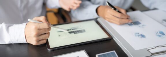 Expertenplanung mit Tablet und Solarmodell | Photovoltaik Reutlingen
