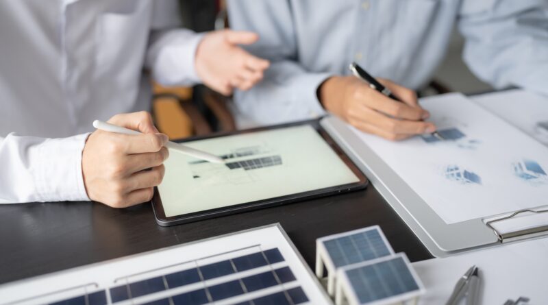 Expertenplanung mit Tablet und Solarmodell | Photovoltaik Reutlingen