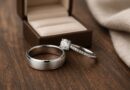 Verlobungsringe Silber auf Holztisch mit Etui und Stoff